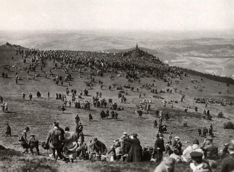 Slavnostní otevření leteckého památníku v roce 1923. Foto: GFS