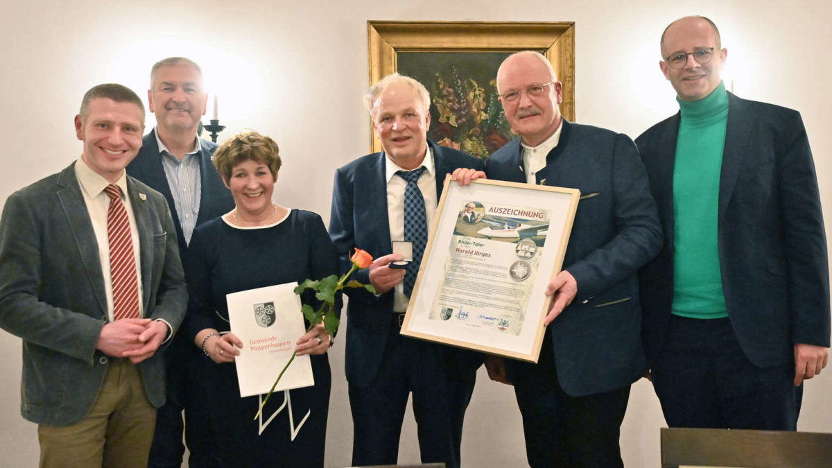 Steffen Korell (from left), Bernd Woide as well as Manfred Helfrich (fifth from left) and Michael Brand paid tribute to the life's work of Harald Jörges (middle) at the official farewell ceremony. Next to him is his wife Karin.© Arnulf Müller