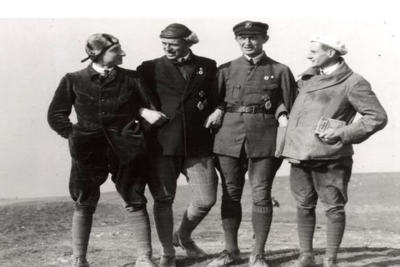 Auf der Wasserkuppe 1922 (von links): Albert Botsch, Arthur Martens, Fritz Stamer, Bubi Nehring. Foto: Archiv Deutsches Segelflugmuseum