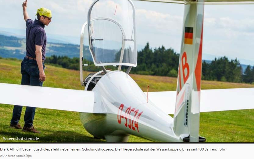 Dierk Althoff, Segelflugschüler, steht neben einem Schulungsflugzeug. Die Fliegerschule auf der Wasserkuppe gibt es seit 100 Jahren. Foto © Andreas Arnold/dpa - Quelle: Screenshot stern.de